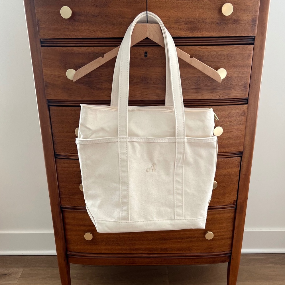LLBean Boat and Tote M w/zipper “A”